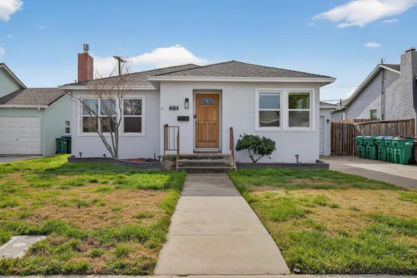 a view of a house with backyard