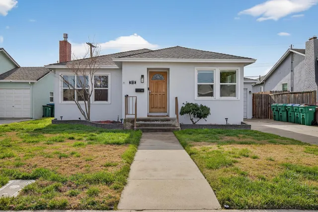 a view of a house with backyard