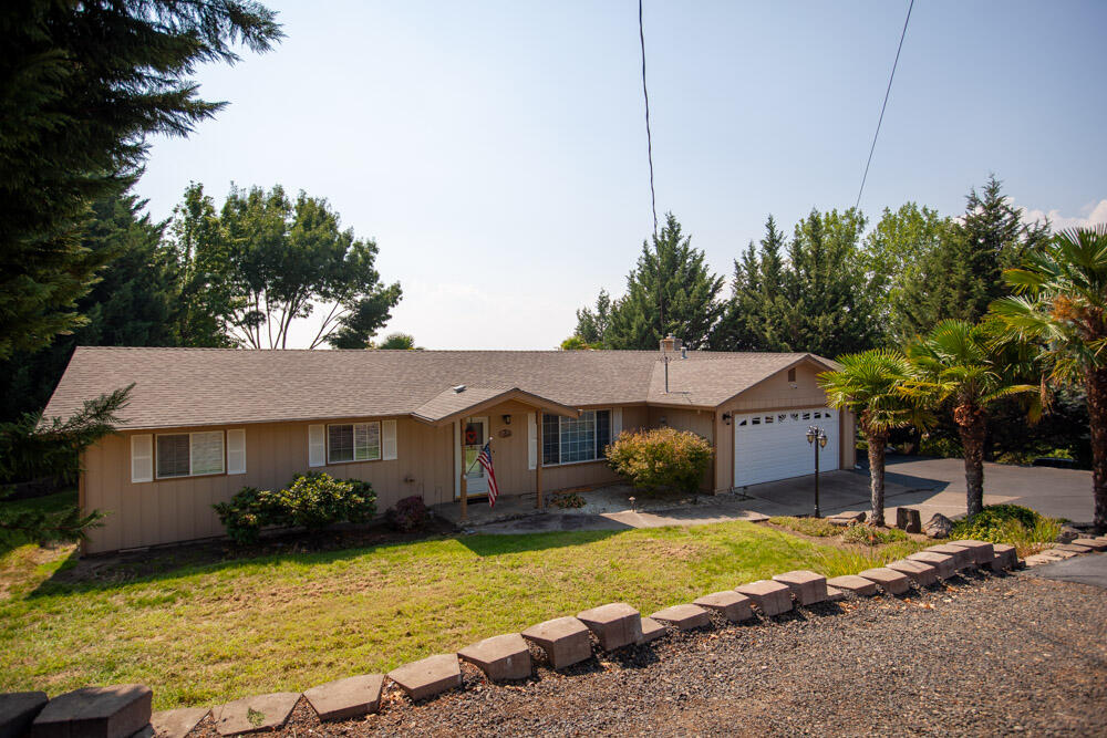 1834 Coker Butte Road Medford, OR 97504 - Photo 1 of 15 Front of home