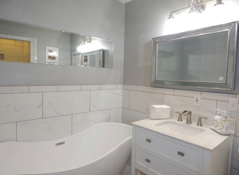 8821 Woodruff Street Houston, TX 77012 - Photo 13 of 20 a bathroom with a sink and a bathtub