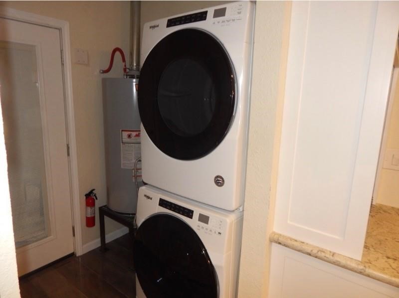 8821 Woodruff Street Houston, TX 77012 - Photo 7 of 20 a utility room with dryer and washer