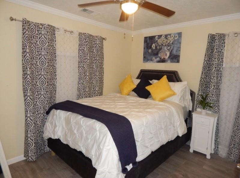 8821 Woodruff Street Houston, TX 77012 - Photo 10 of 20 a bedroom with a bed and a painting on the wall
