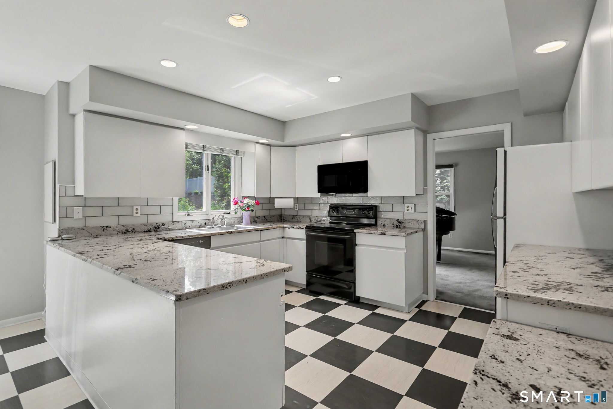 15 Wedgewood Road Trumbull, CT 06611 - Photo 5 of 40