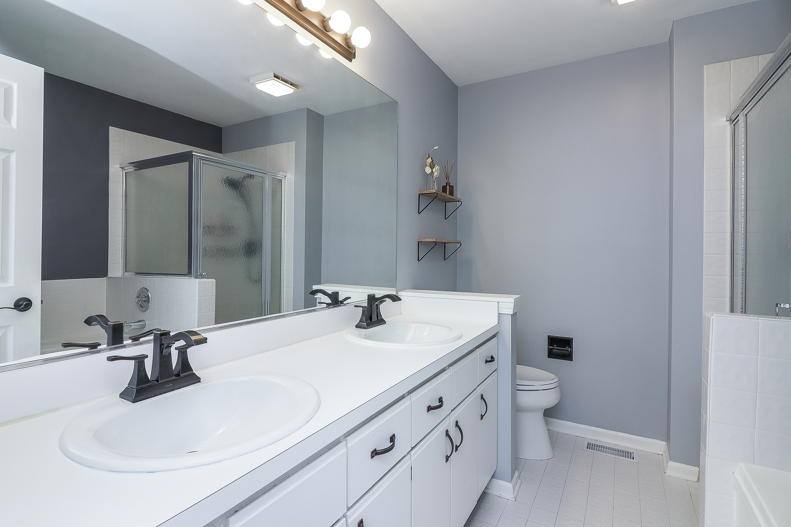 1288 Lakeshore Drive Carol Stream, IL 60188 - Photo 16 of 25 a bathroom with a sink and a mirror