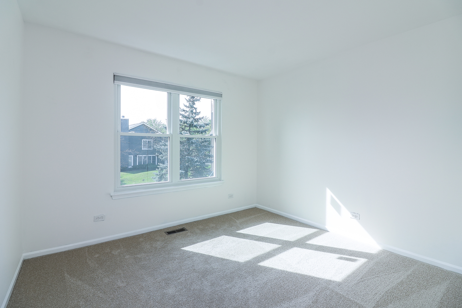 1288 Lakeshore Drive Carol Stream, IL 60188 - Photo 18 of 25 an empty room with a window