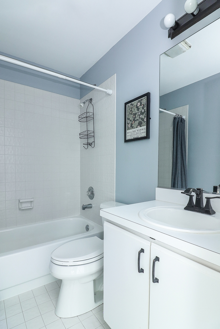1288 Lakeshore Drive Carol Stream, IL 60188 - Photo 19 of 25 a bathroom with a sink a toilet and a bathtub
