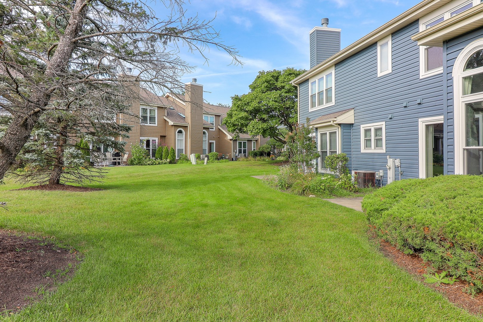 1288 Lakeshore Drive Carol Stream, IL 60188 - Photo 21 of 25 a building view with a garden space