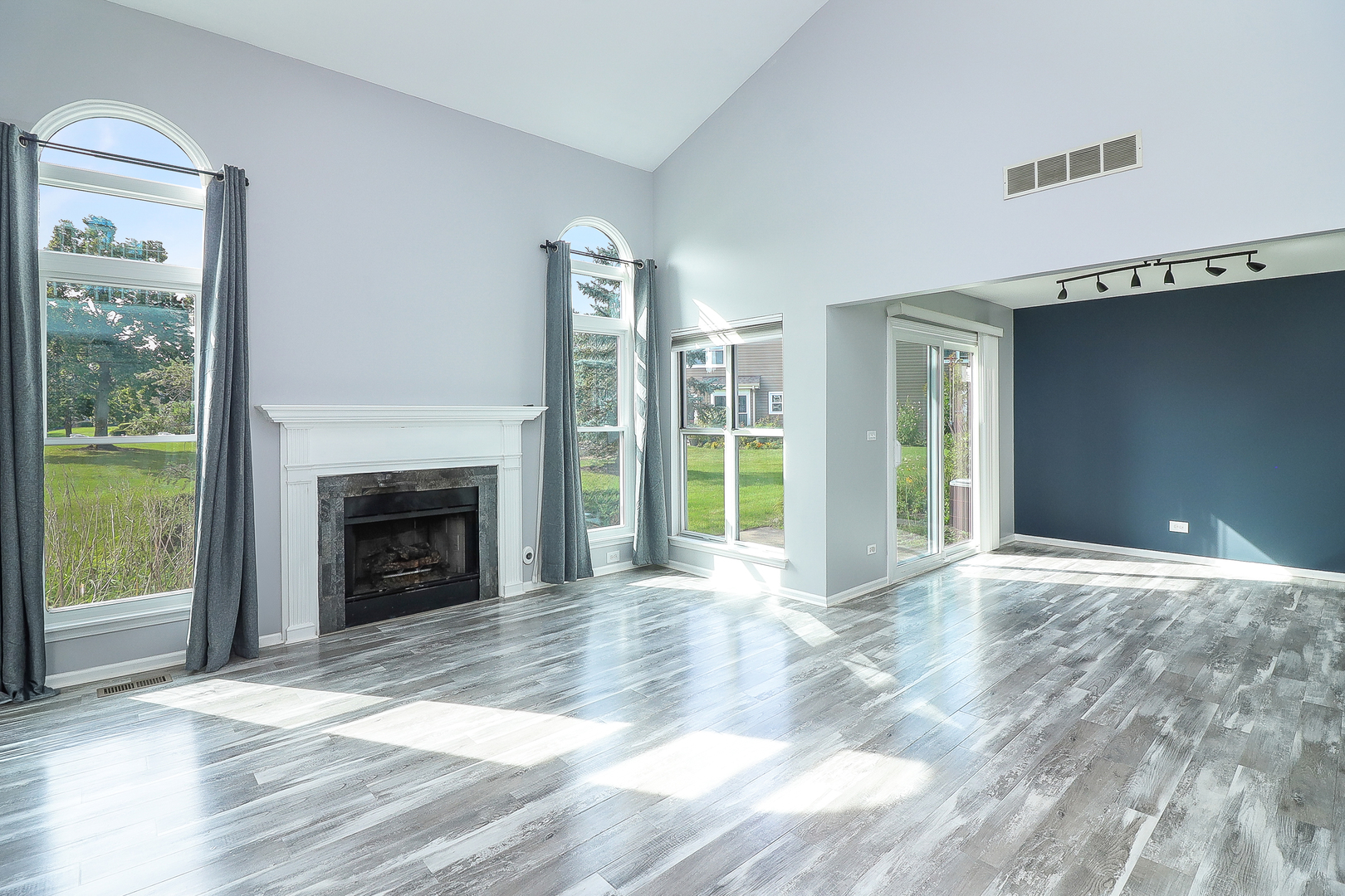1288 Lakeshore Drive Carol Stream, IL 60188 - Photo 5 of 25 a view of an empty room with glass door and balcony