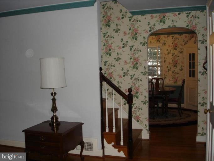 1205 Lake Falls Road Baltimore, MD 21210 - Photo 6 of 20 Petit foyer w/hardwood floor