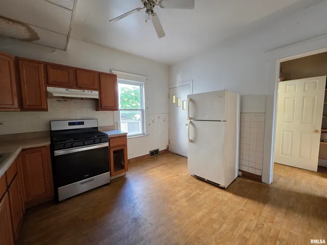 $189,900 | 1403 West Main Street, Peoria, IL 61606