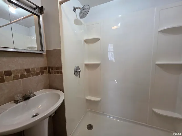 $189,900 | 1403 West Main Street, Peoria, IL 61606