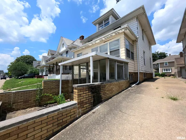 $189,900 | 1403 West Main Street, Peoria, IL 61606