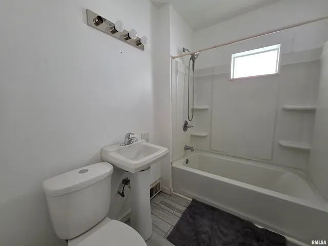 $189,900 | 1403 West Main Street, Peoria, IL 61606