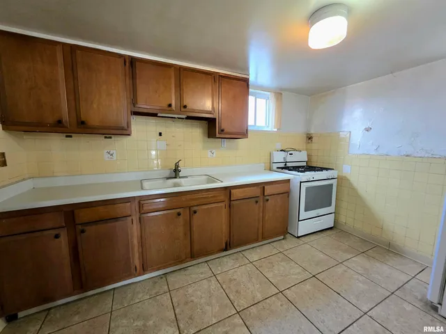 $189,900 | 1403 West Main Street, Peoria, IL 61606