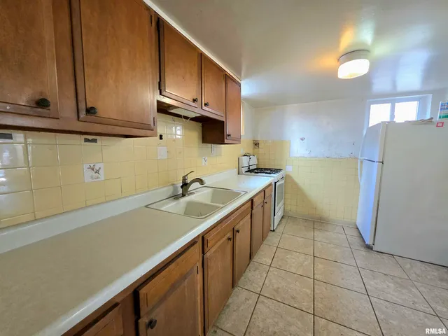 $189,900 | 1403 West Main Street, Peoria, IL 61606