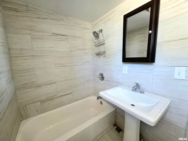 $189,900 | 1403 West Main Street, Peoria, IL 61606