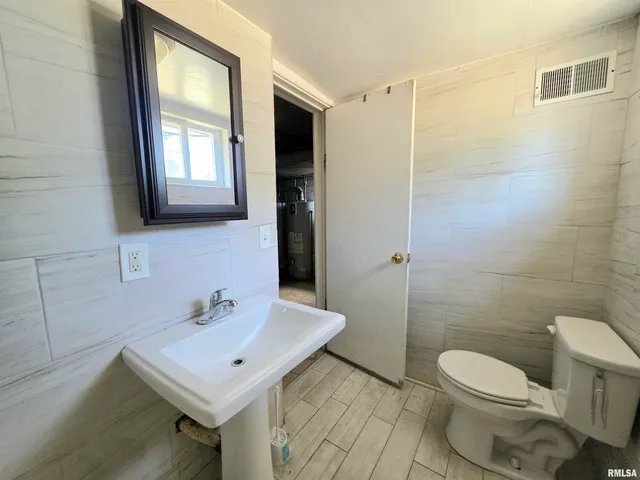 $189,900 | 1403 West Main Street, Peoria, IL 61606