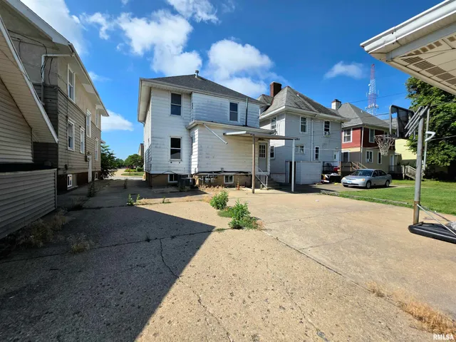 $189,900 | 1403 West Main Street, Peoria, IL 61606