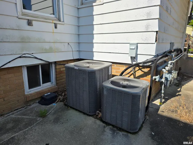 $189,900 | 1403 West Main Street, Peoria, IL 61606