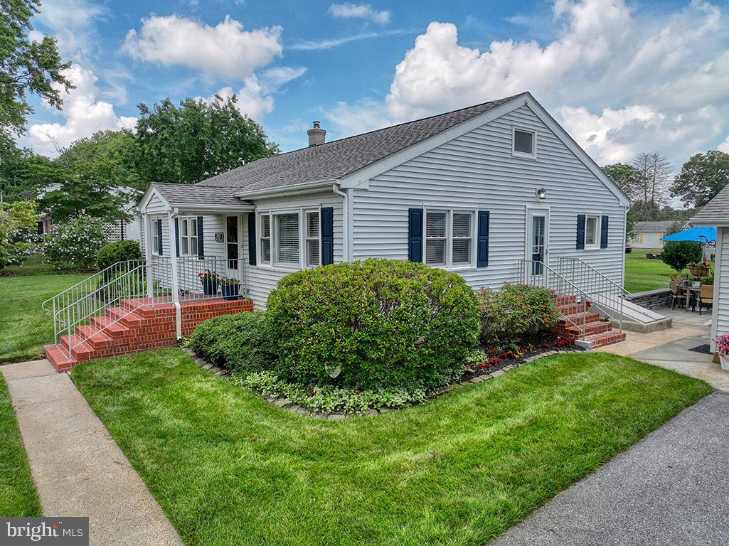 Charming curb appeal!