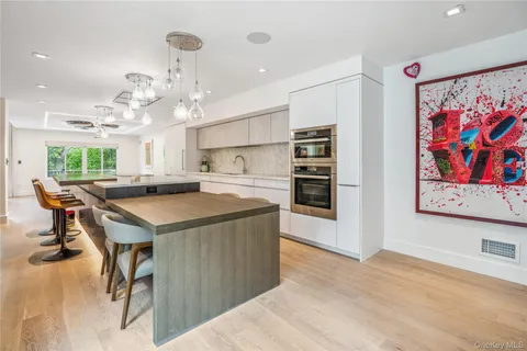 $3,198,000 | 23 Estates Terrace North, Manhasset, NY 11030