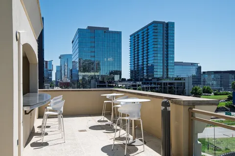 a picture of table and chairs in patio