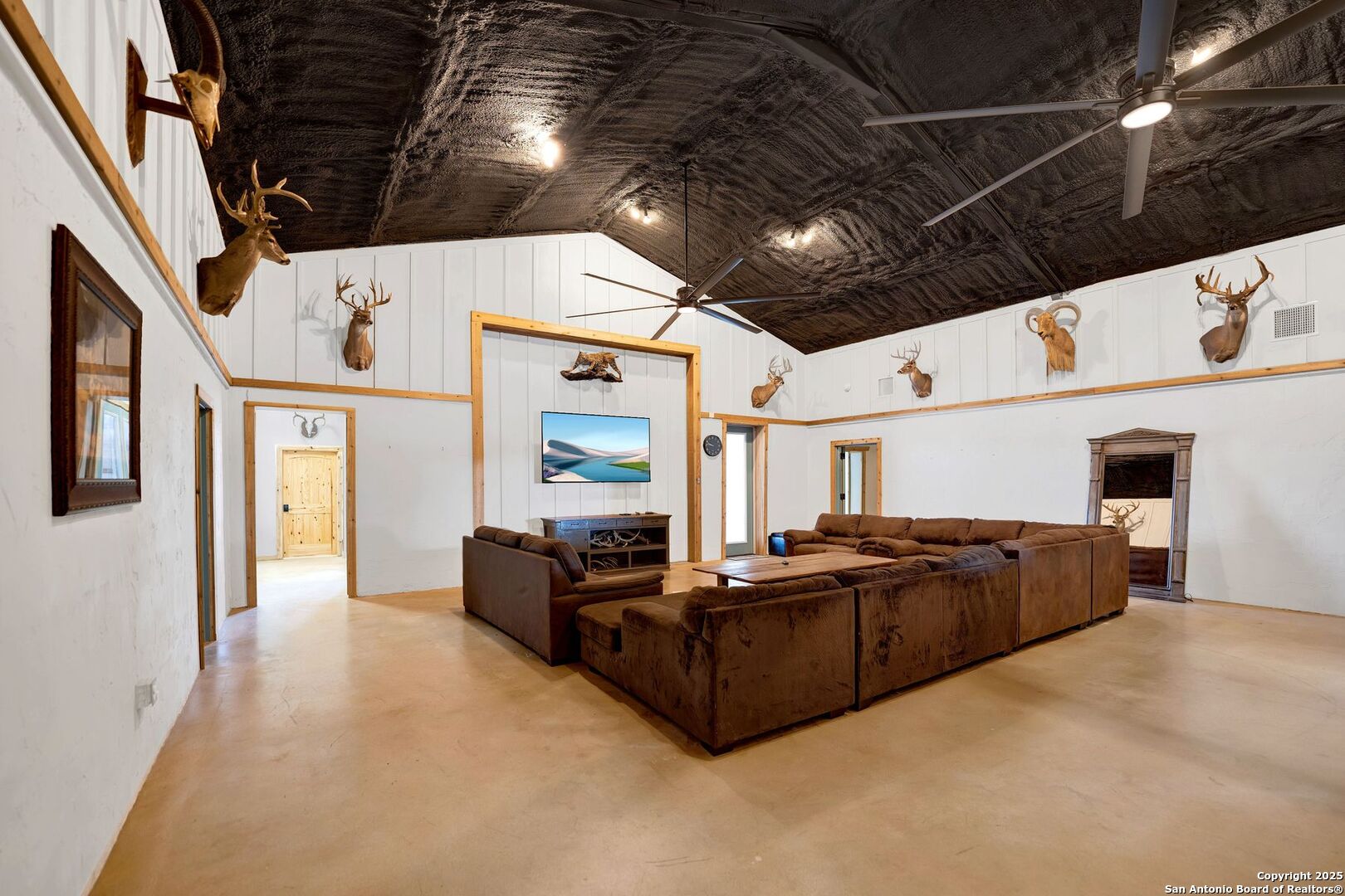 722 County Road 424 Hondo, TX 78861 - Photo 32 of 45 a living room with furniture