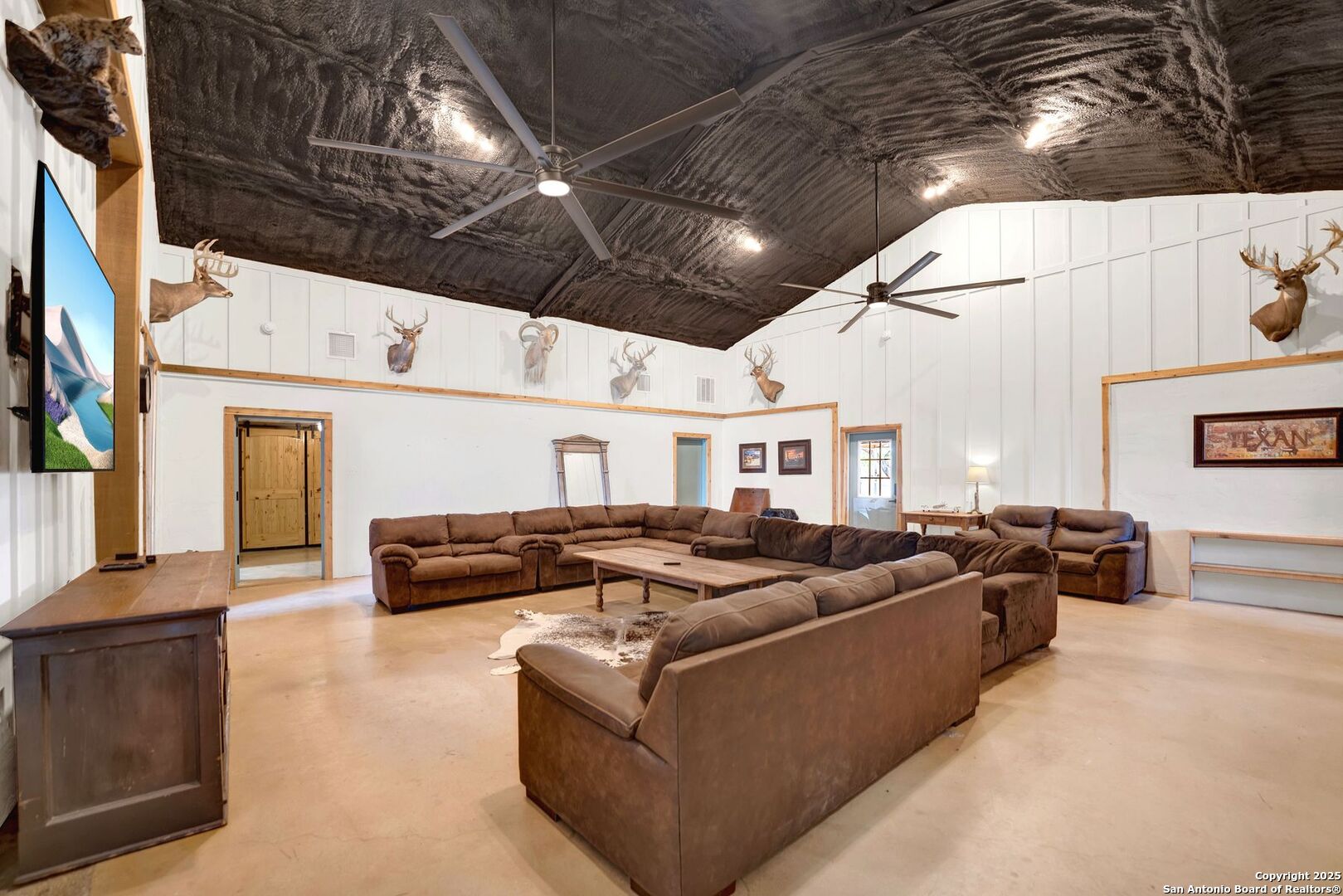 722 County Road 424 Hondo, TX 78861 - Photo 33 of 45 a living room with furniture