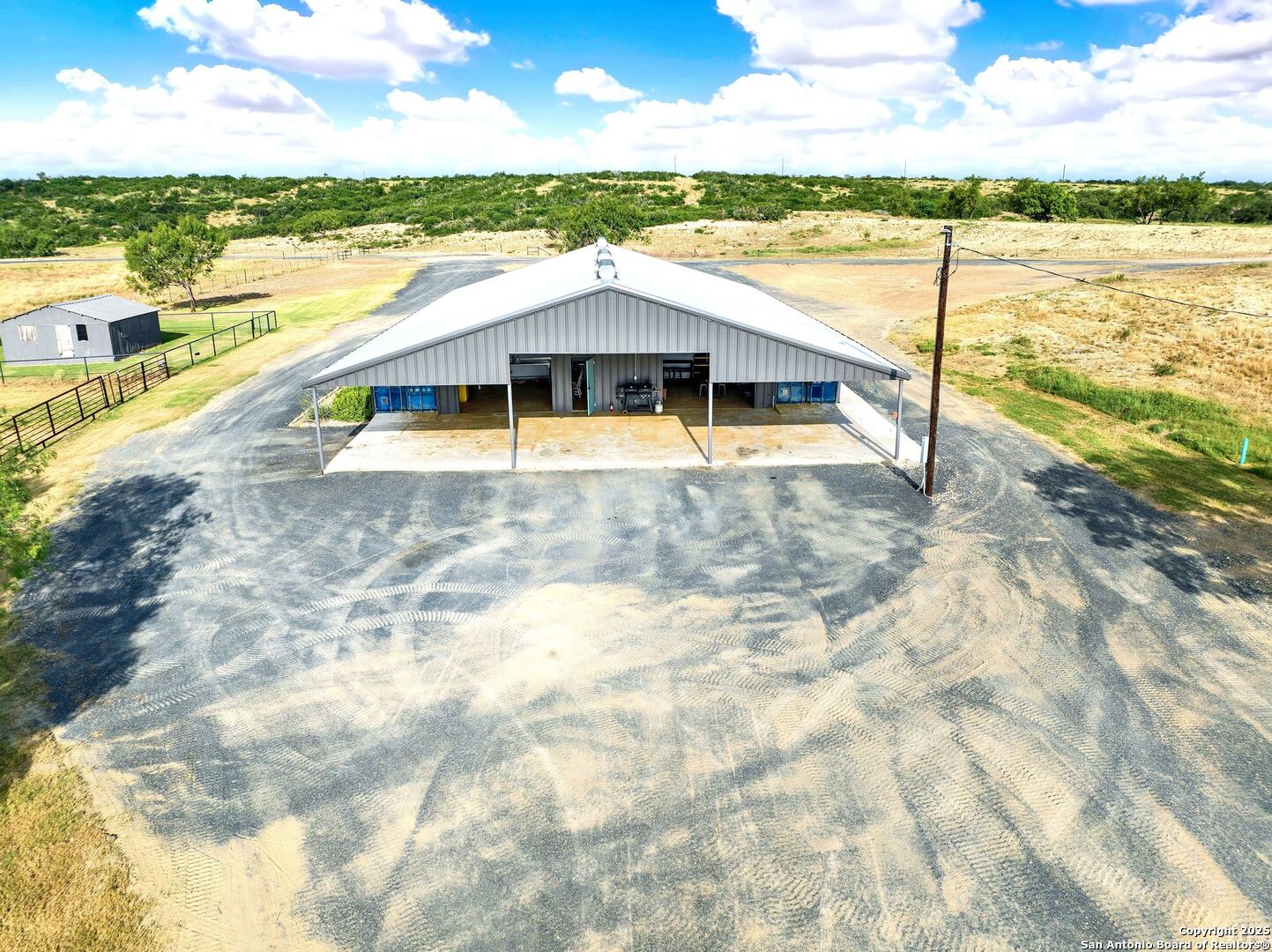 722 County Road 424 Hondo, TX 78861 - Photo 4 of 45