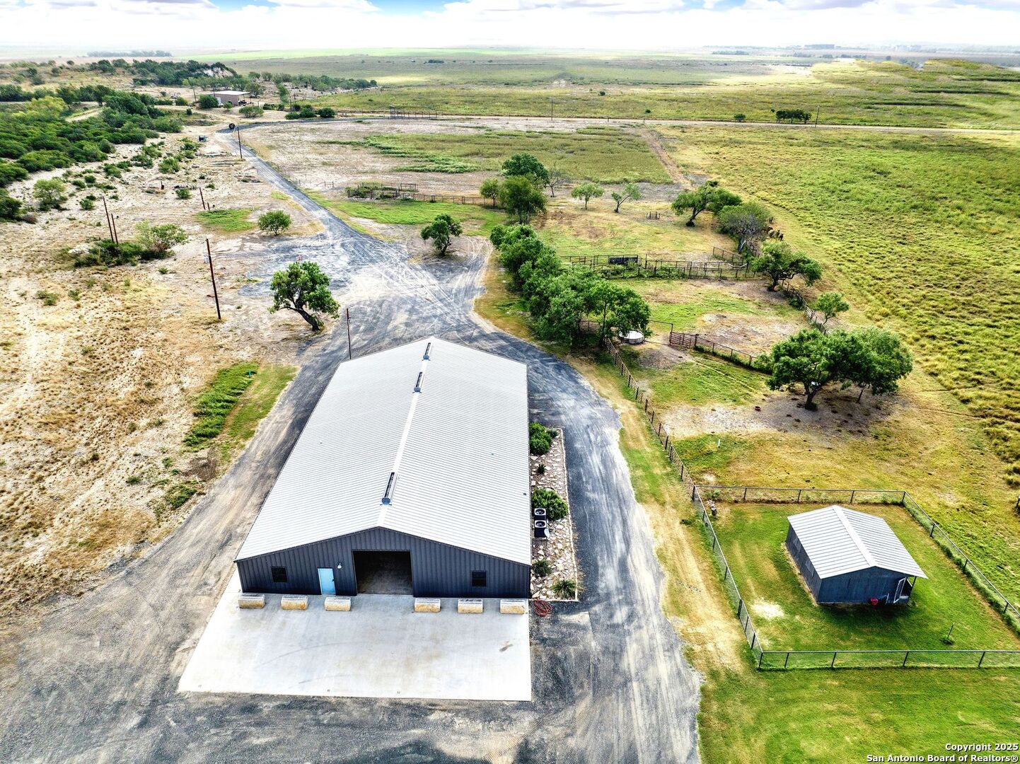 722 County Road 424 Hondo, TX 78861 - Photo 7 of 45 a view of ocean view and mountain view