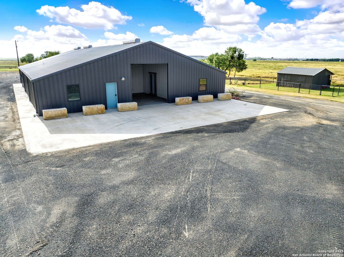 722 County Road 424 Hondo, TX 78861 - Photo 9 of 45 a view of a terrace