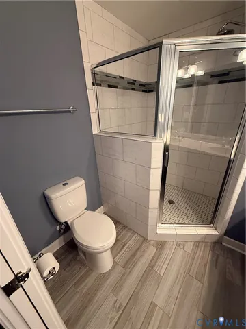 a bathroom with a toilet and a shower