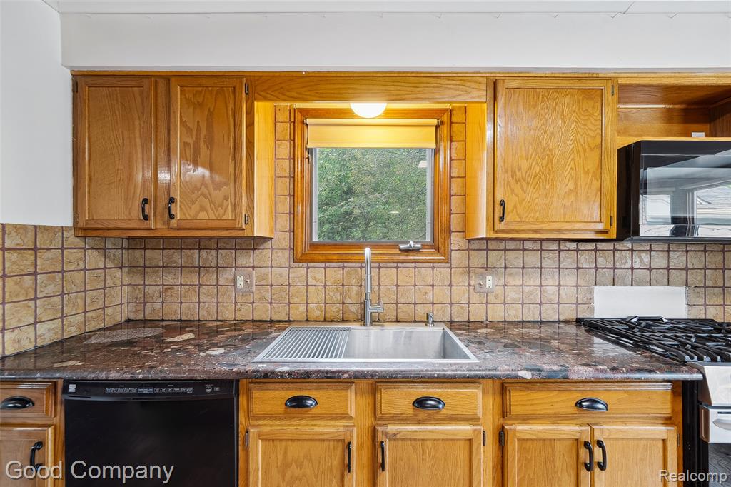 5490 Clarkston Road Clarkston, MI 48348 - Photo 10 of 44 Gallery Image 10