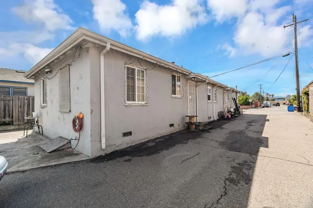 a view of a house with a tub
