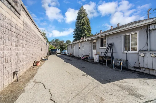 a picture of city view