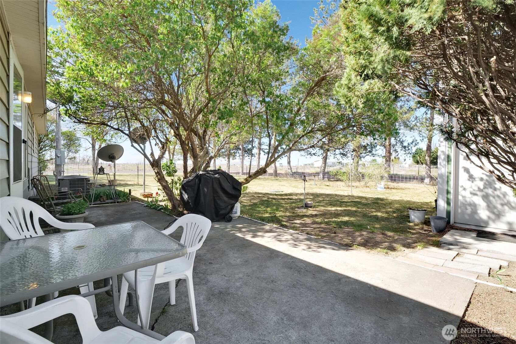 9630 Rd H.8 Northeast Moses Lake, WA 98837 - Photo 26 of 39 a view of a backyard with table and chairs and a tree