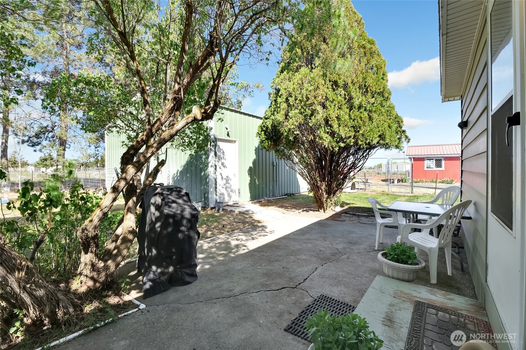 9630 Rd H.8 Northeast Moses Lake, WA 98837 - Photo 28 of 39 a backyard of a house with lots of green space