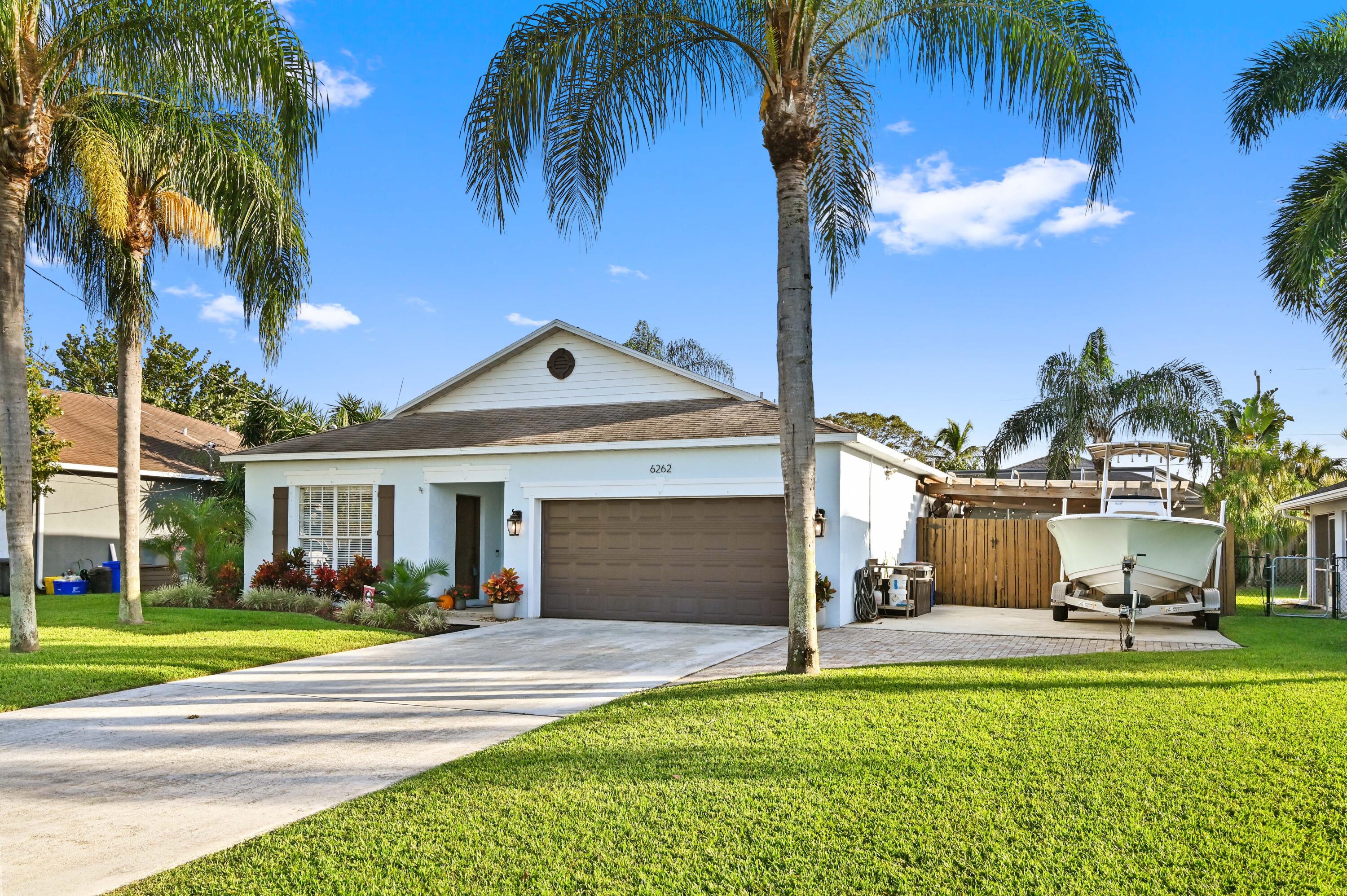 6262 Drake Street Jupiter, FL 33458 - Photo 2 of 33 04 front 04