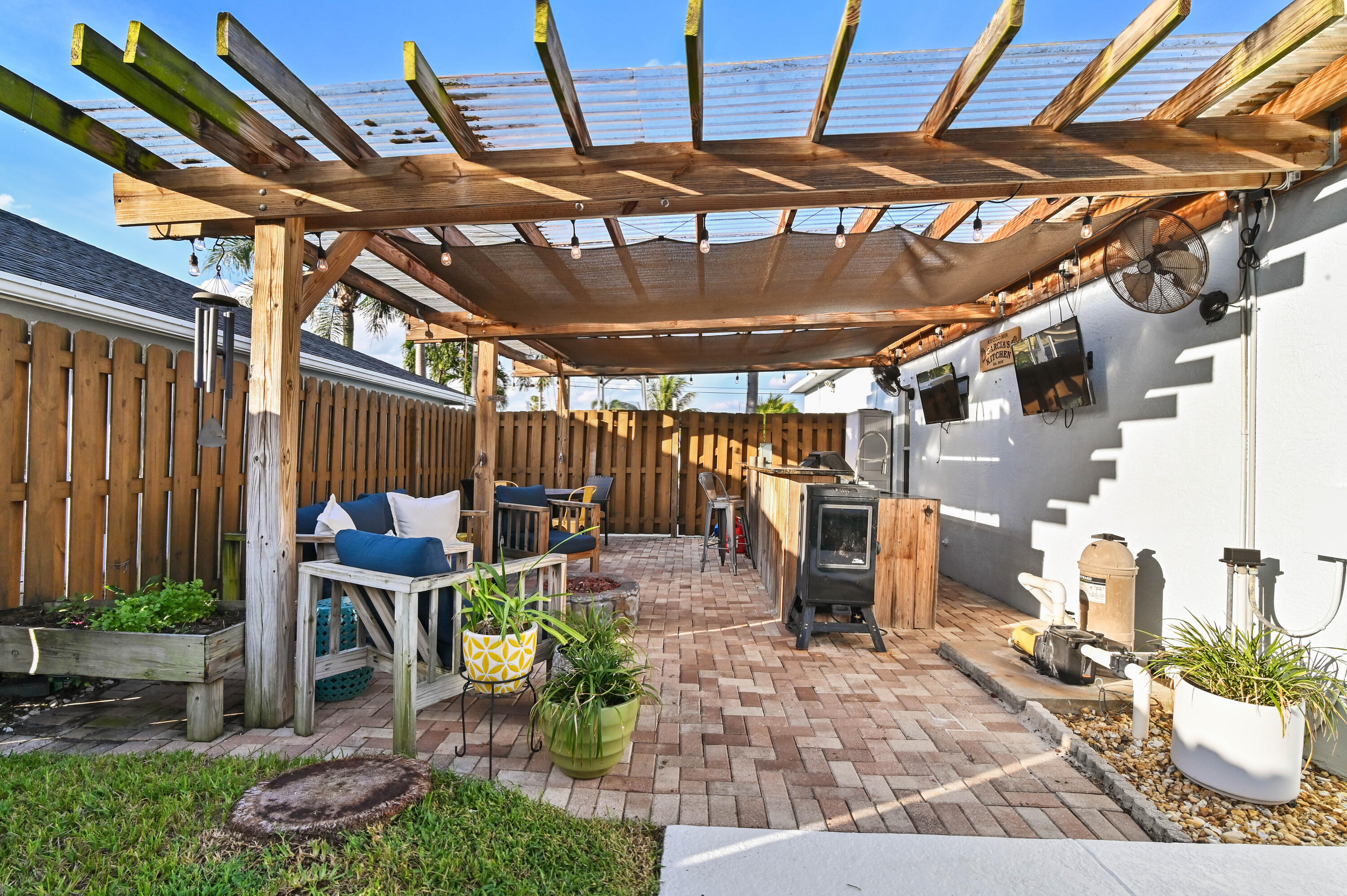 6262 Drake Street Jupiter, FL 33458 - Photo 30 of 33 Outside Kitchen