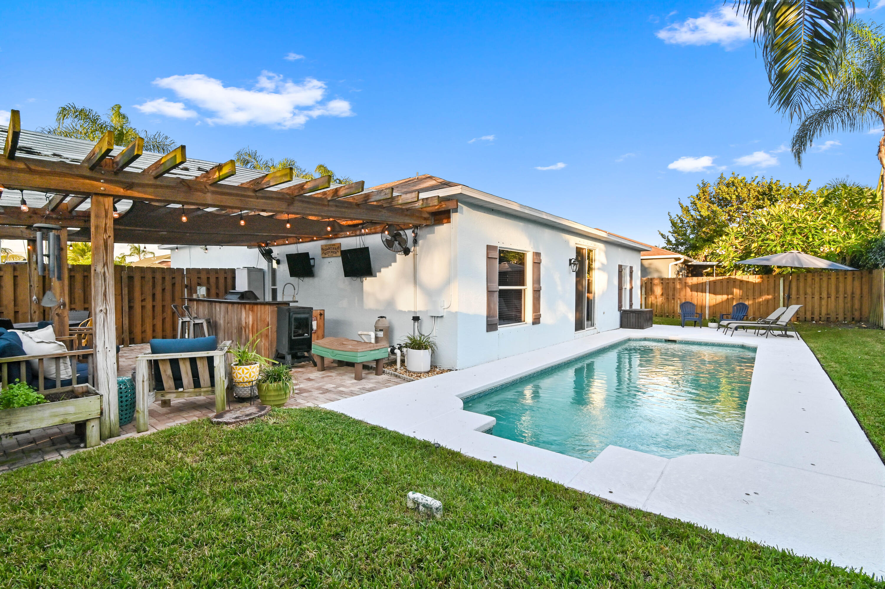 6262 Drake Street Jupiter, FL 33458 - Photo 3 of 33 Pool/Patio