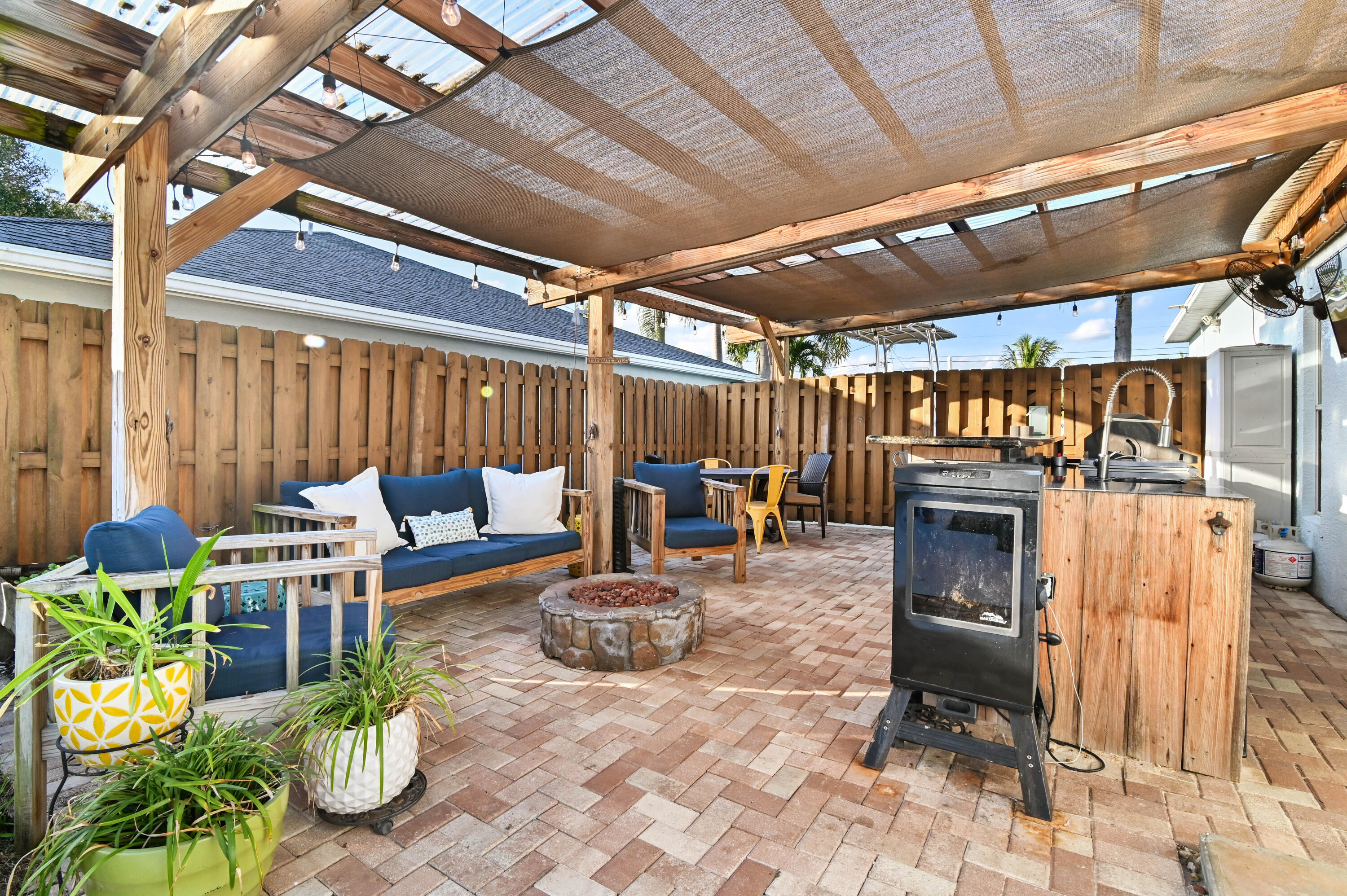 6262 Drake Street Jupiter, FL 33458 - Photo 31 of 33 Outside Kitchen Patio