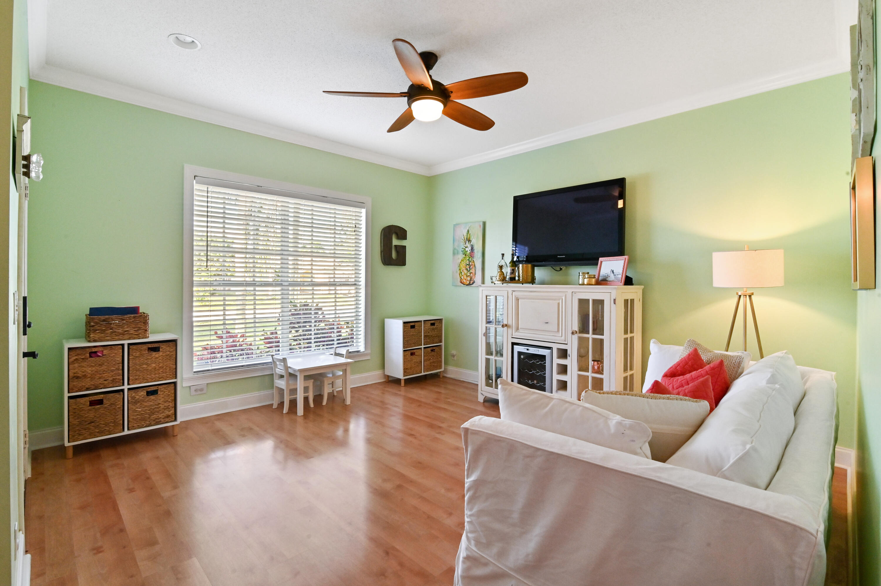 6262 Drake Street Jupiter, FL 33458 - Photo 8 of 33 09 Living room 02