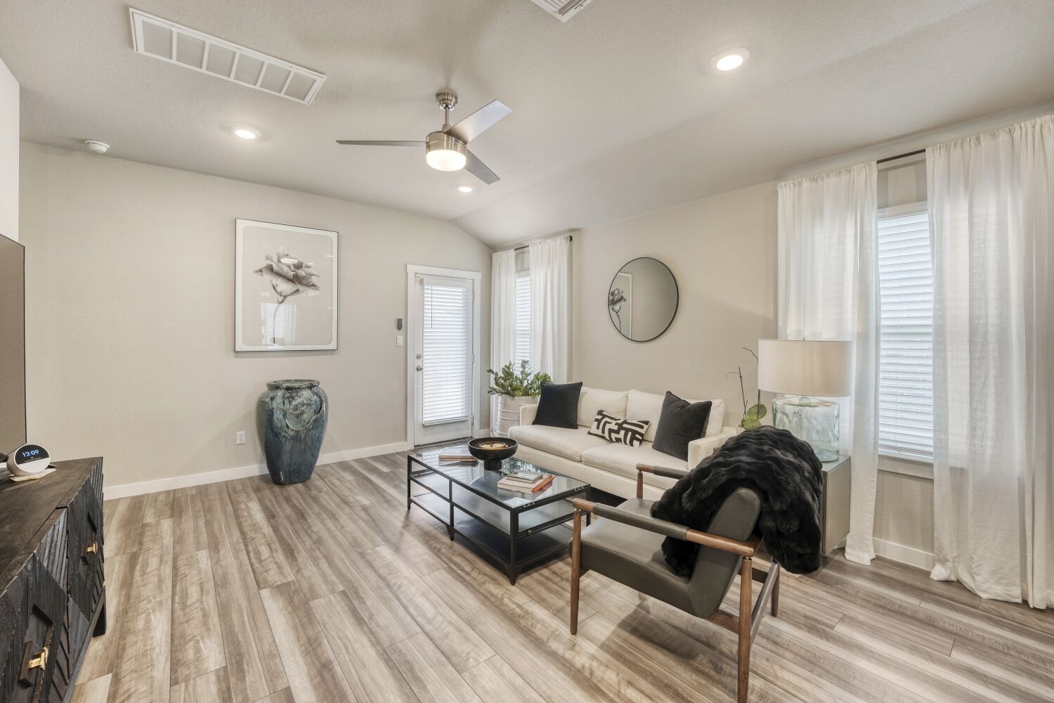 200 Coda Crossing Georgetown, TX 78633 - Photo 7 of 29 a living room with furniture