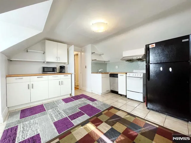 $1,800 | 2191 Linwood Avenue, Unit 2, Fort Lee, NJ 07024