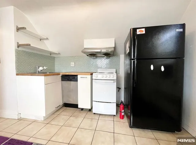 $1,800 | 2191 Linwood Avenue, Unit 2, Fort Lee, NJ 07024