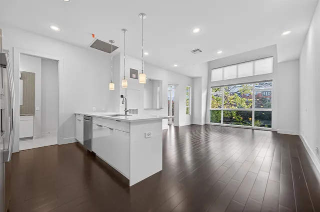 $260,000 | 207 Pierce Street, Unit 307, Houston, TX 77002