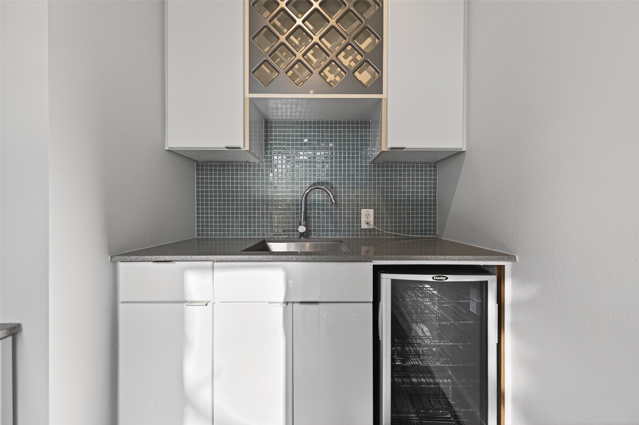 207 Pierce Street, Unit 307 Houston, TX 77002 - Photo 21 of 33 Convenient wetbar separate from the kitchen offers an ideal set up!