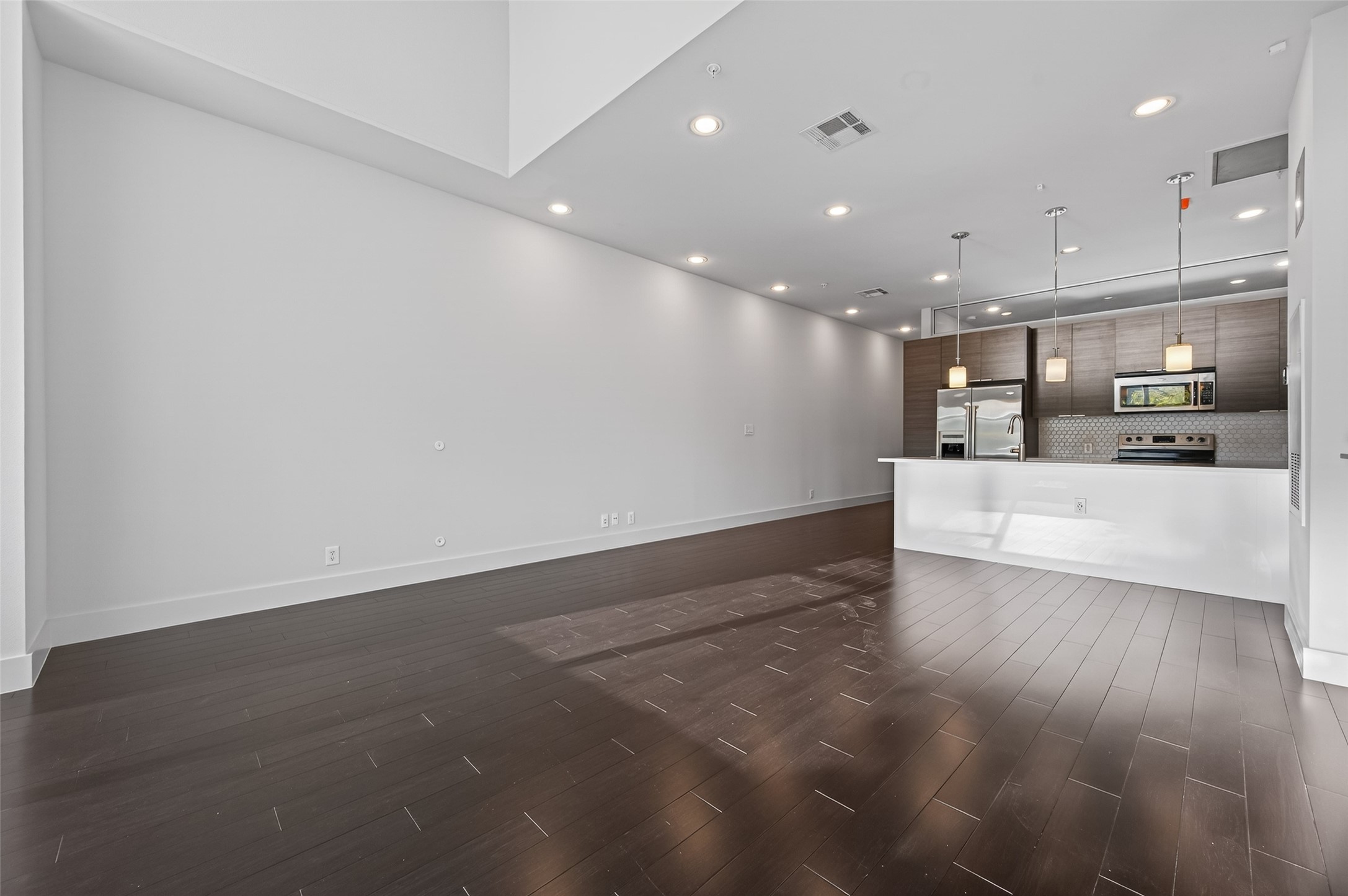 207 Pierce Street, Unit 307 Houston, TX 77002 - Photo 4 of 33 Beautiful lighting, rich neutral palette and clean lines !