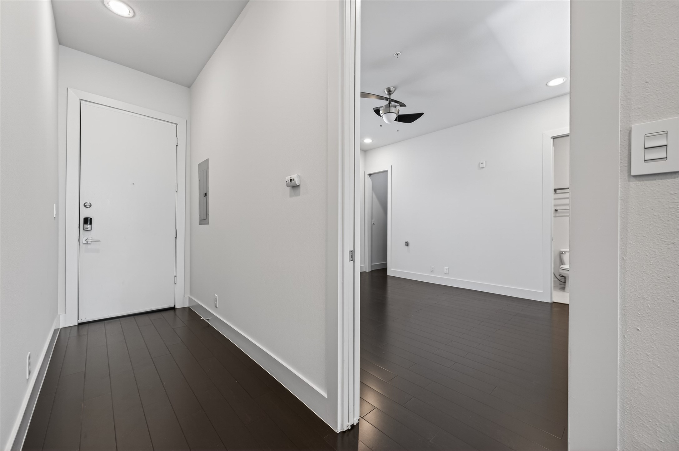 207 Pierce Street, Unit 307 Houston, TX 77002 - Photo 6 of 33 Entry