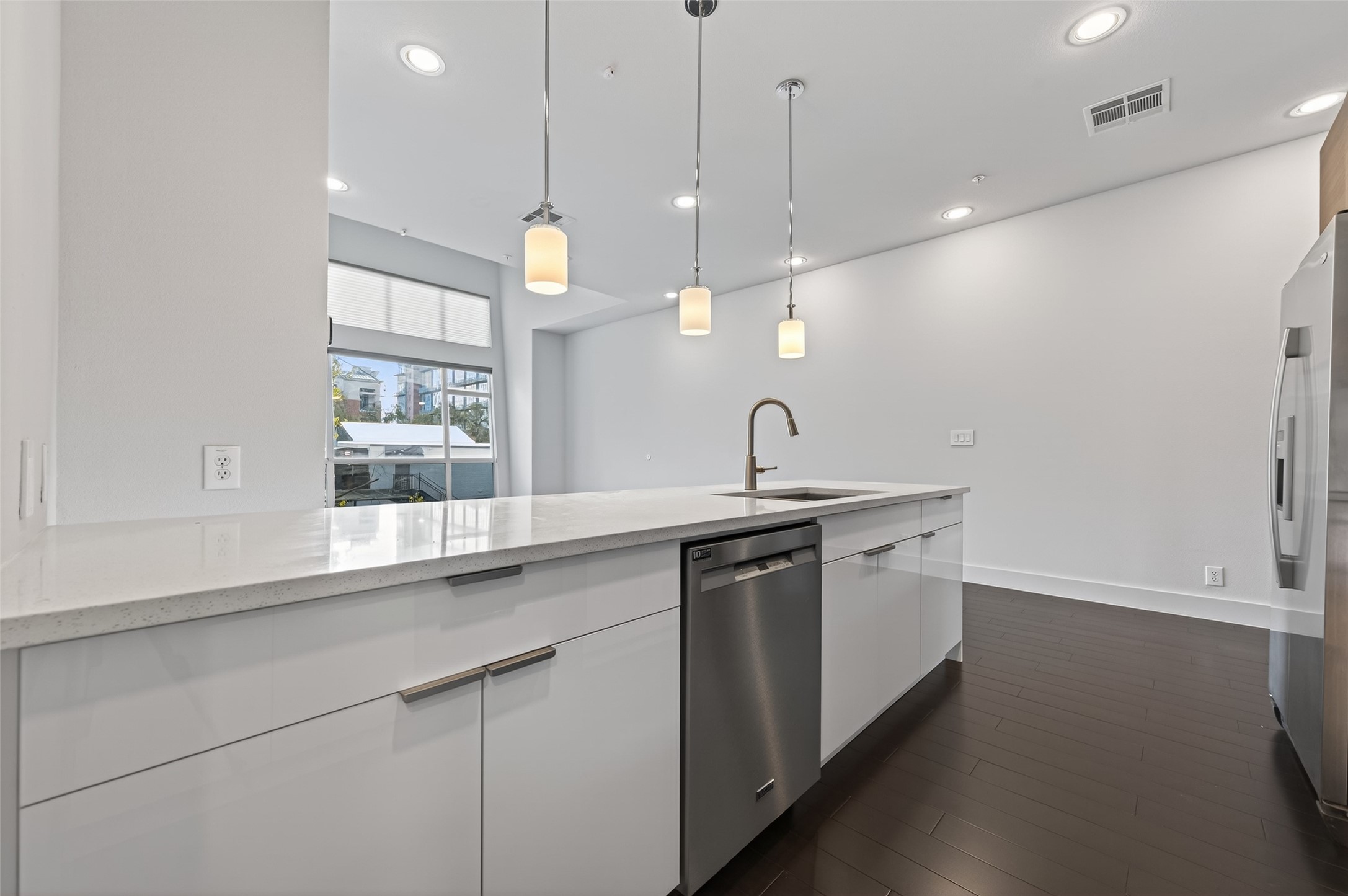 207 Pierce Street, Unit 307 Houston, TX 77002 - Photo 7 of 33 Beautiful modern kitchen!